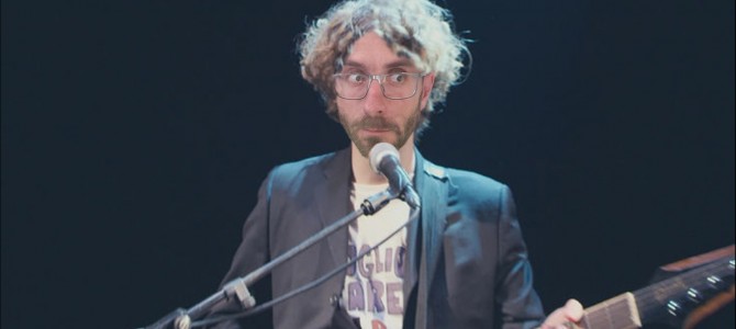 “VIVERE PER LAVORARE O LAVORARE PER VIVERE?” il cantante de Lo stato sociale non te la racconta giusta… e intanto loro fanno esattamente la cosa giusta