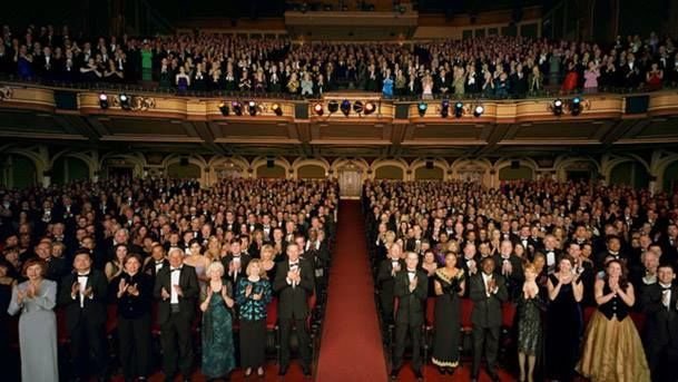 sanremo-si-alza-per-andare-alla-toilette-ma-viene-frainteso-parte-la-standing-ovation